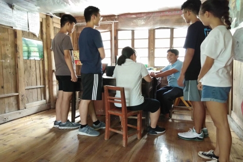 图三队员们采访董事长.jpg